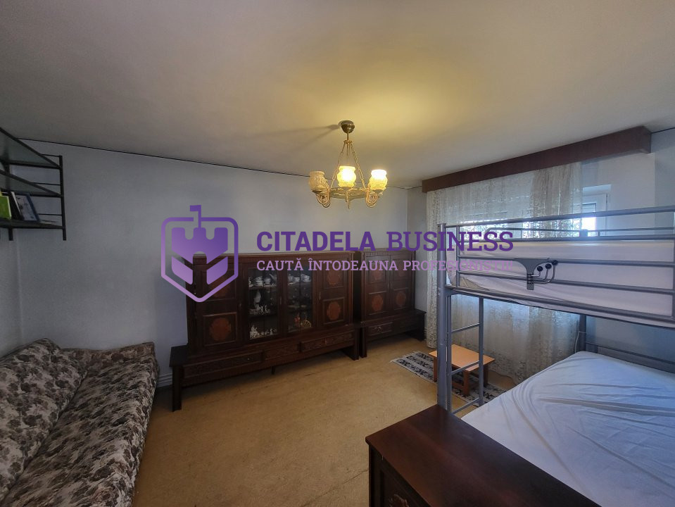 Apartament 4 camere decomandat, centrala pe gaz, zona Casa de Cultură