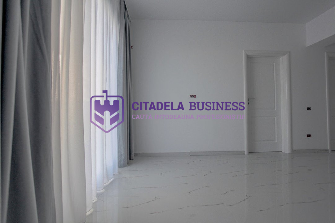 Apartament cu vederea spre curtea interioara si spre PISCINA