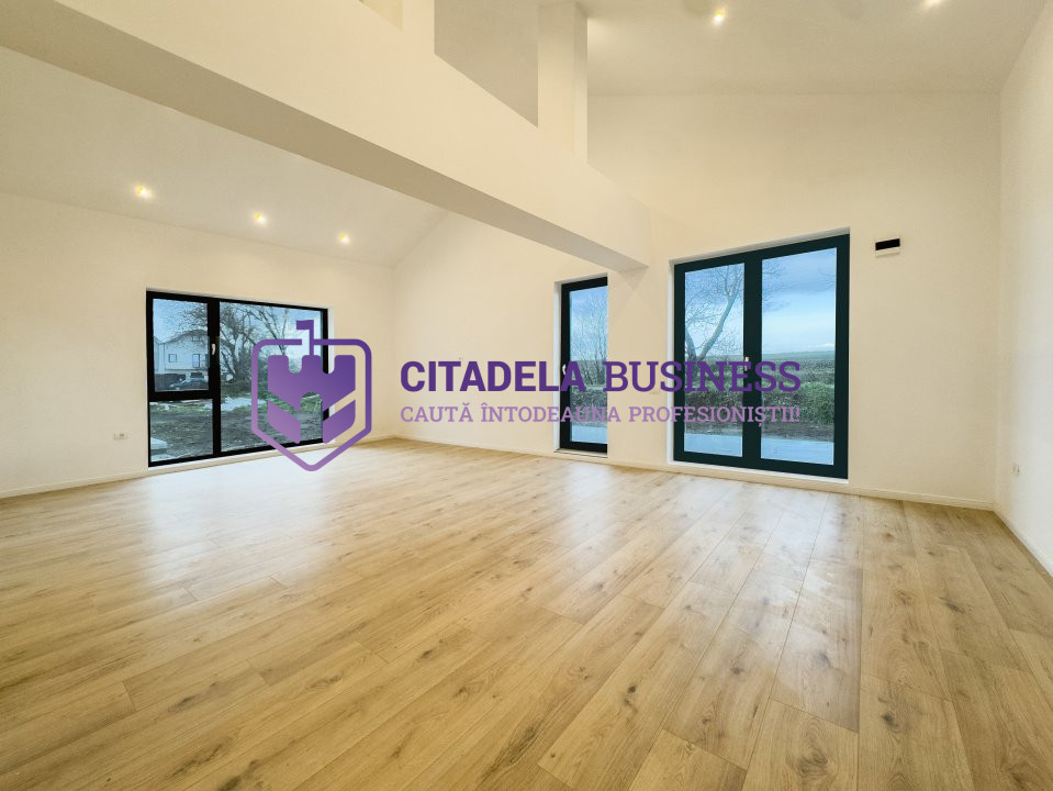 Casa la sol in Valu lui Traian, pe partea dreapta, ST 400mp