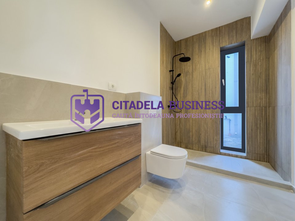 Casa la sol in Valu lui Traian, pe partea dreapta, ST 400mp