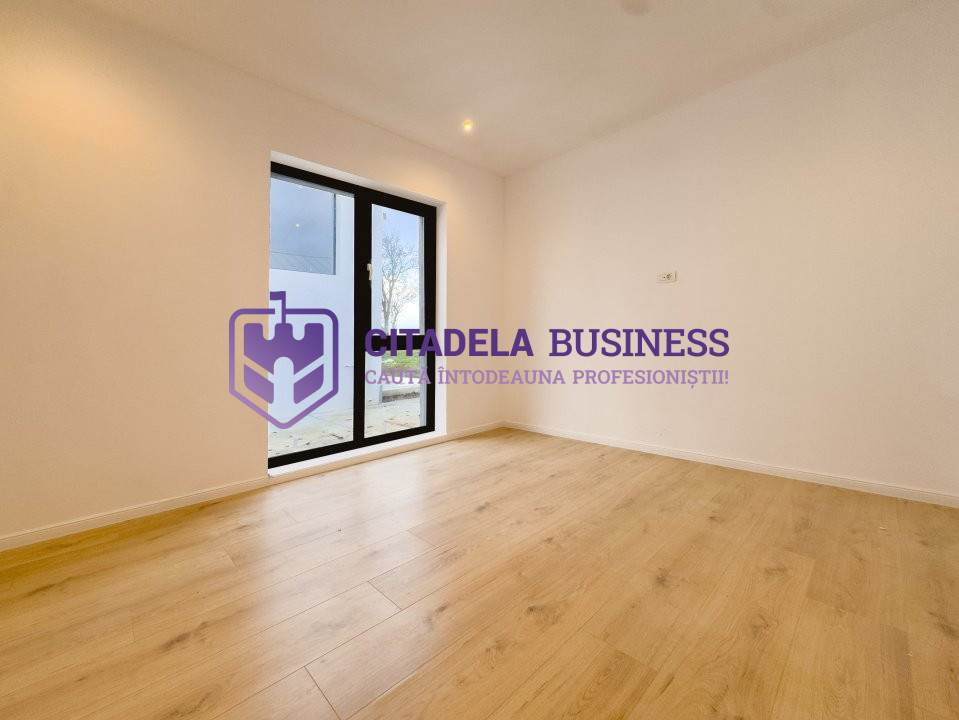 Casa la sol in Valu lui Traian, pe partea dreapta, ST 400mp