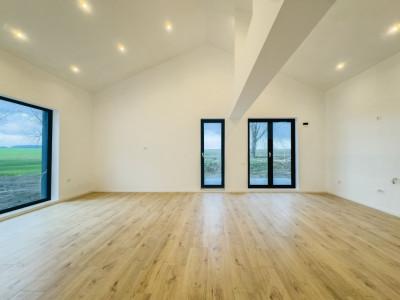 Casa la sol in Valu lui Traian, pe partea dreapta, ST 400mp