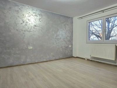 Apartament 4 camere renovat 2025 în Poarta 6 – decomandat, 2 băi, etaj 3