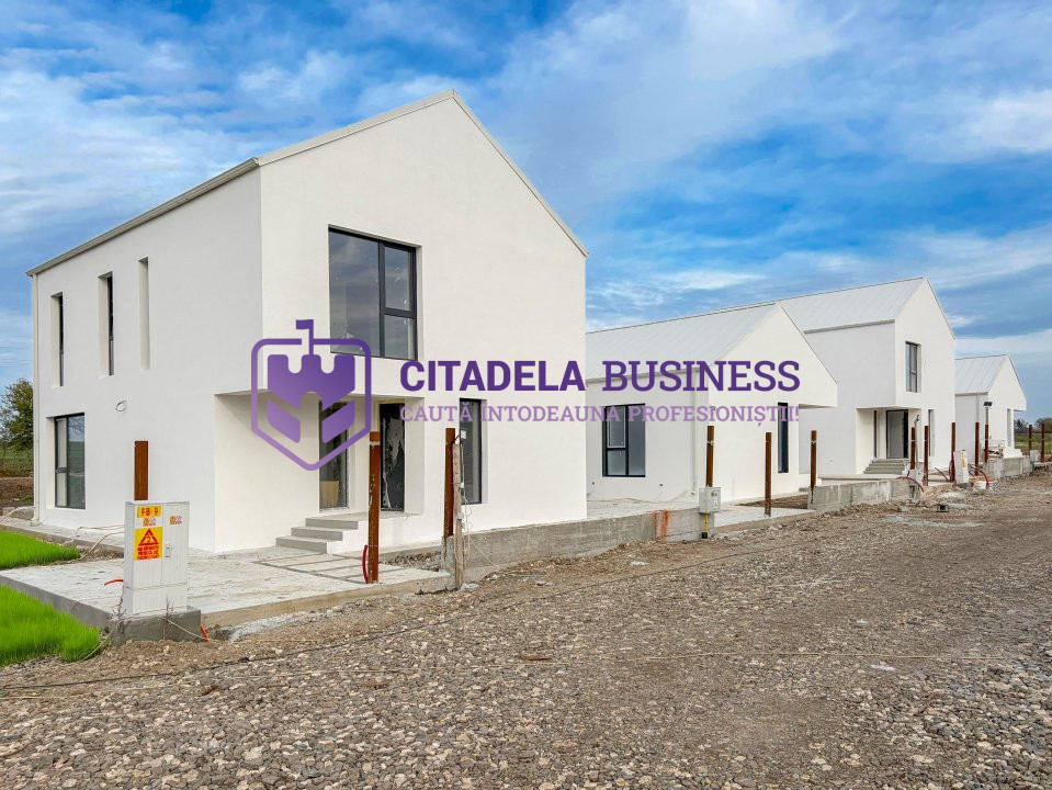 Vila P+1 in Valu lui Traian, pe partea dreapta - finisata complet